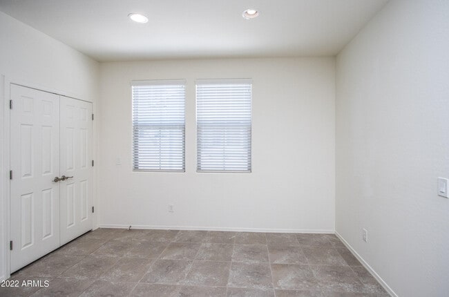 Building Photo - 261 N Sandal