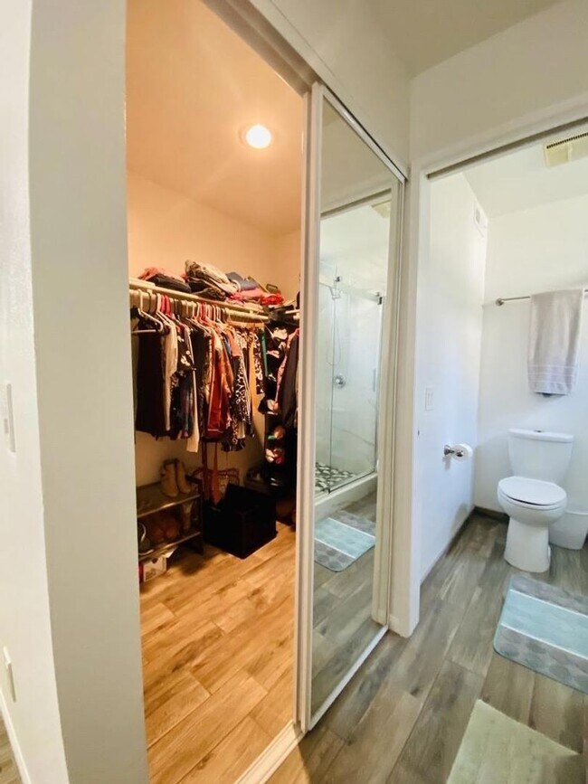 Building Photo - Eastlake Shores Downstairs Condo feat. Two Bedrooms and Two Bathrooms