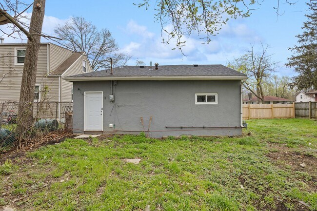 Building Photo - Newly Renovated 3-Bed Gem with Massive Yard – Modern Columbus Living!