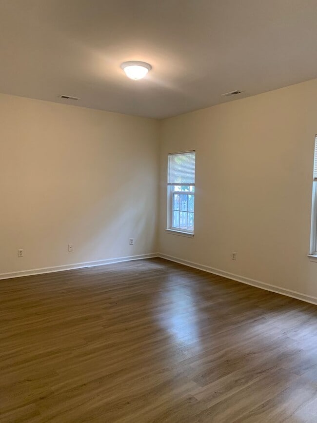 Building Photo - 3 Bedroom 2 Bath House Available now on Ch...