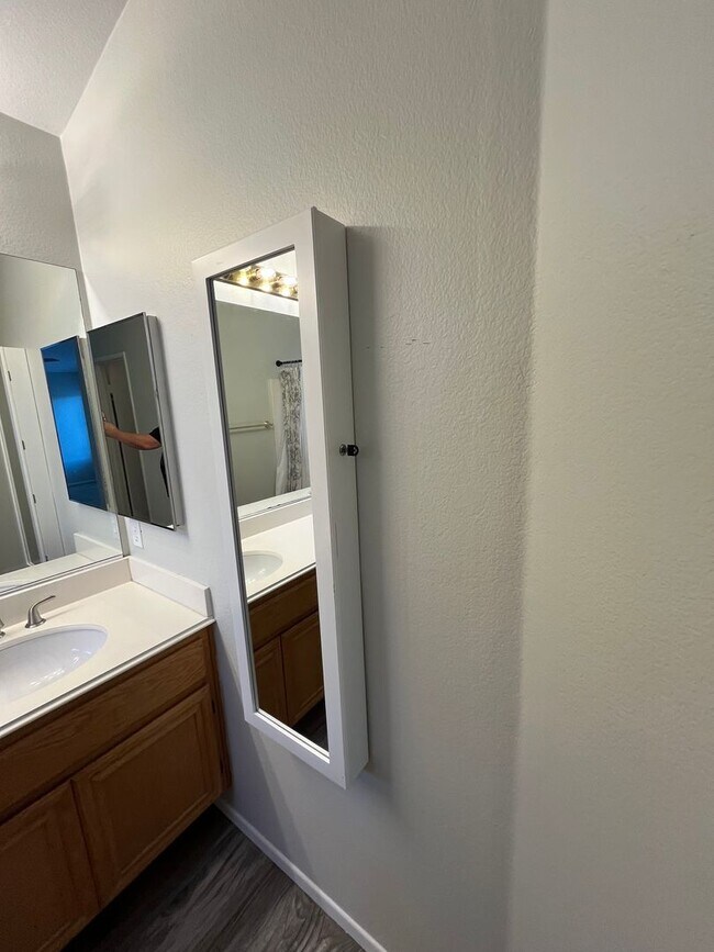 Building Photo - Spacious 4br/3ba Single Family Residence i...