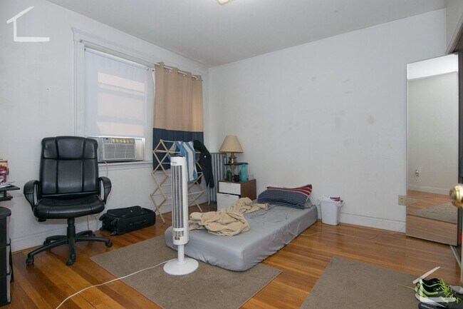 Building Photo - 9/1 Spacious top floor 4BR/2BA with heat inc, balcony!