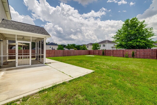 Building Photo - Spacious & Convenient