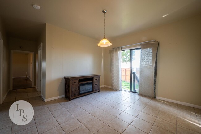 Building Photo - Fresno Westside Farm Home, 3BR/1BA, Built ...