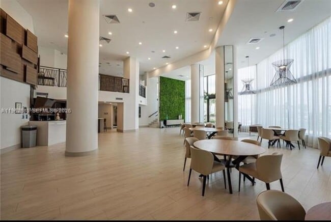 Building Photo - 1000 W Island Blvd