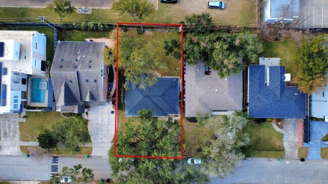 Building Photo - 3726 Las Palmas St