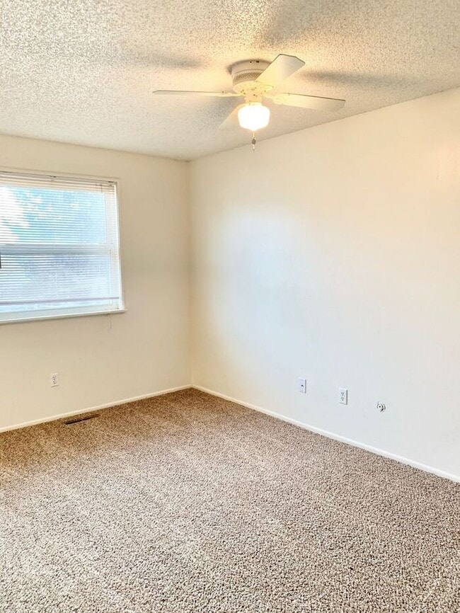 Building Photo - Spacious 3 Bedroom 2 Bath Ranch Style Home...