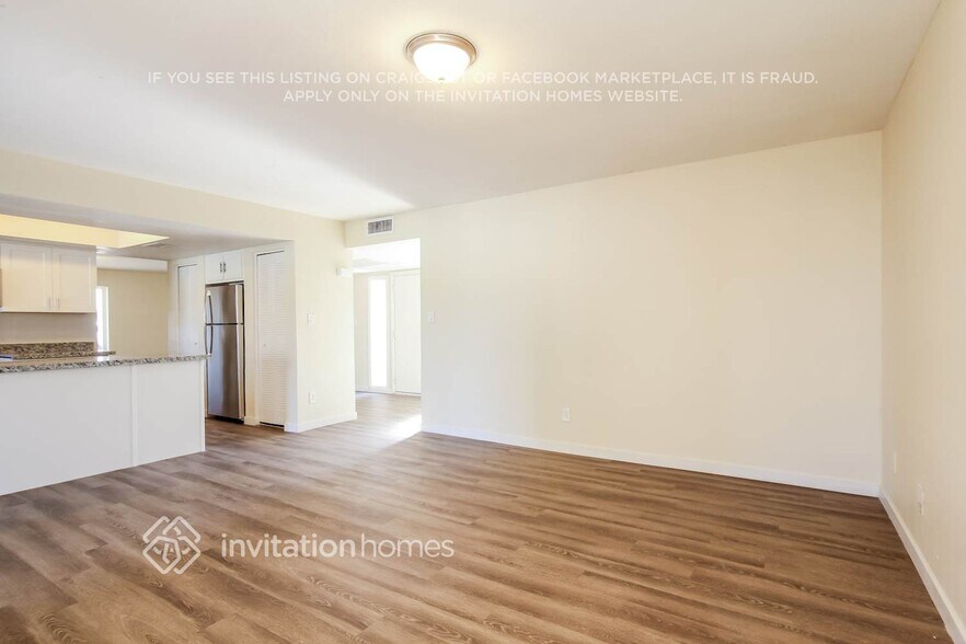 Building Photo - 4614 W Sunnyside Ave