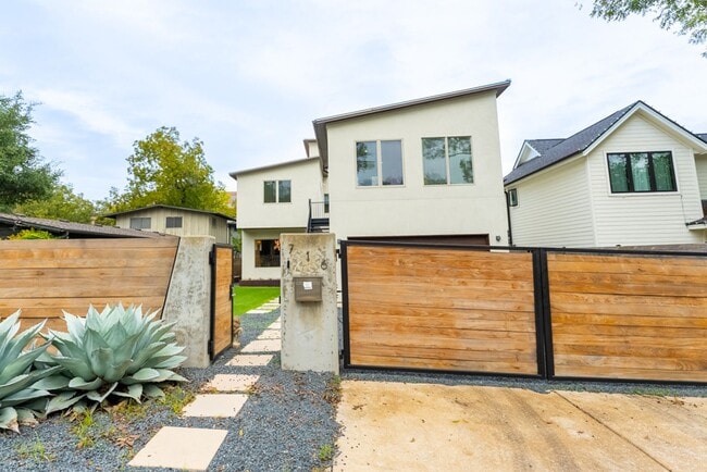 Building Photo - Gorgeous 4 bedroom, 5 bathroom House in Bouldin Creek!