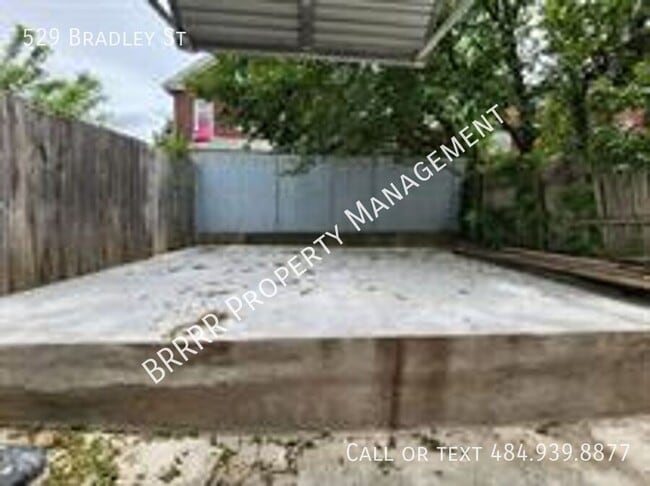 Building Photo - 529 Bradley St