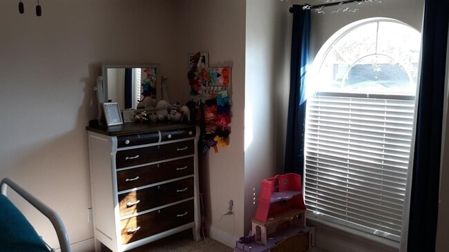 Building Photo - Available JULY 1st! Beautiful clean open concept home!