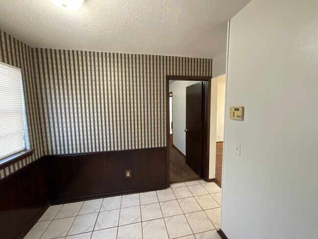 Building Photo - 3 Bed, 1 Bath, 2 Car Garage