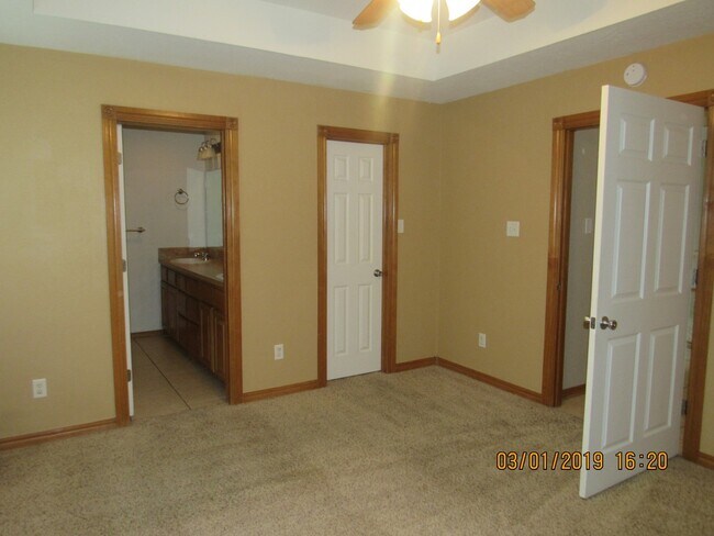 Building Photo - PET FRIENDLY WITH OWNER APPROVAL!!