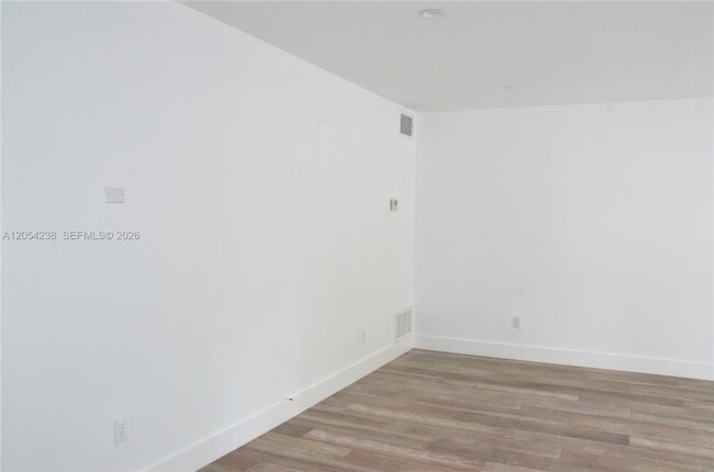 Building Photo - 35 Edgewater Dr