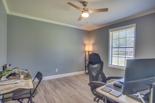 Building Photo - Modern and updated 3/ 2 bath ranch home in Old Hickory Subdivision of SW Pensacola Near NAS and P...