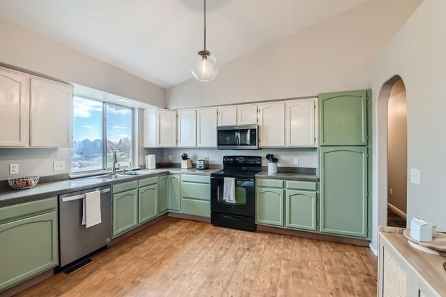 Building Photo - Stunning 4 BDR Fully Furnished Home in Broomfield