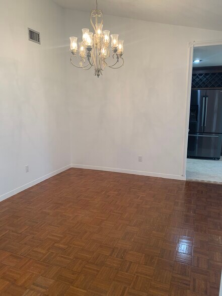 Building Photo - 6321 Jamaica Cir E