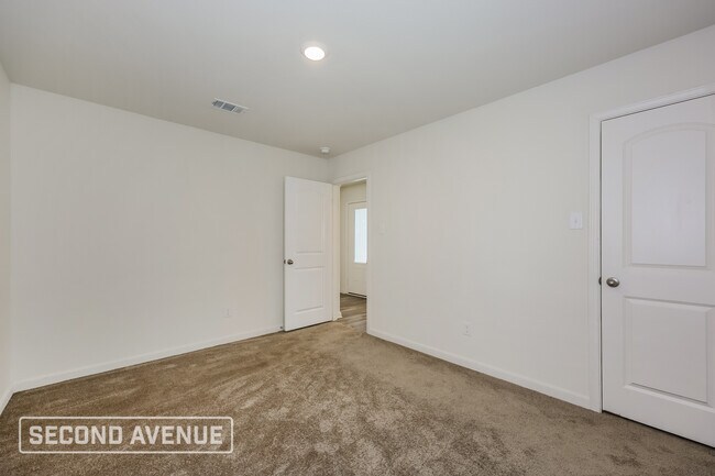Building Photo - 1321 Woodwinds Dr