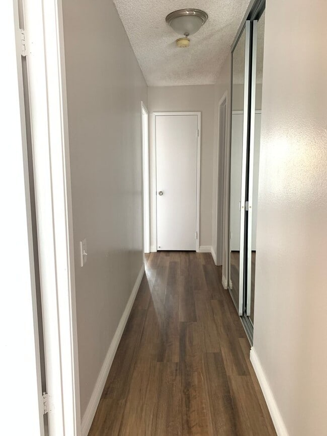 Building Photo - 2 Bedroom 2 Bath Condo with Pool and Hot T...