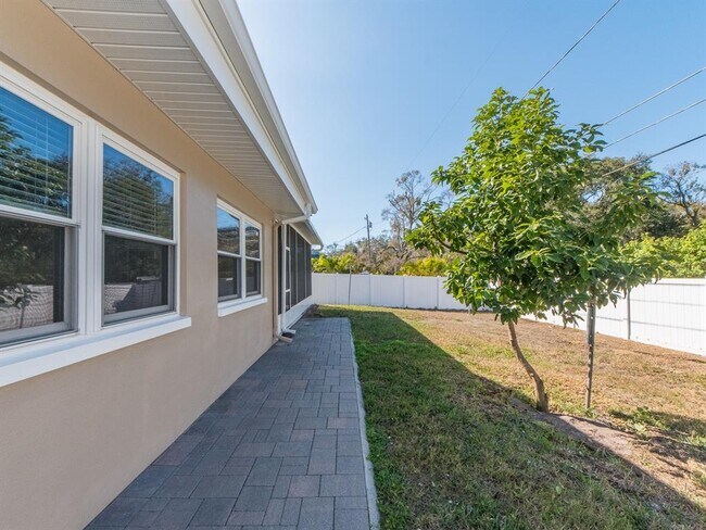 Building Photo - 2395 6th Ave SW