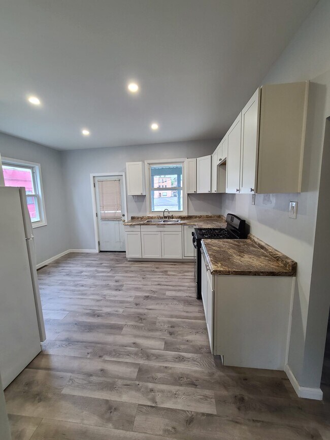 Building Photo - 266 Rutter Ave