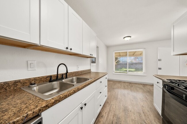 Building Photo - Cozy 3-Bedroom Single-Family Home-Move-In Ready!