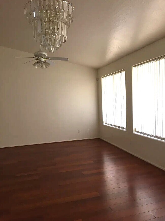 Building Photo - 5112 E Juniper Ave