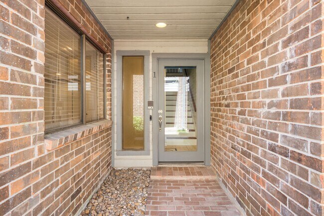 Building Photo - 1114 Augusta Dr