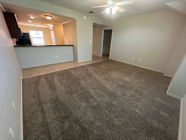 Building Photo - 2 BED 2 BATH TOWNHOME ON SHUTTLE ROUTE NEAR CAMPUS -  WITH POOL!