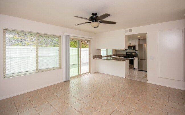 Building Photo - 3 Bedroom, 2.5 Bathroom Townhome!