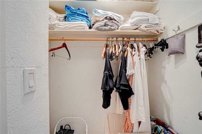 Building Photo - 10350 W Bay Harbor Dr