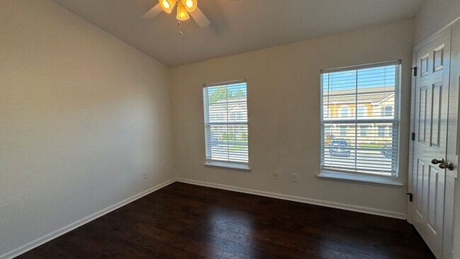 Building Photo - 2 Bedroom 2.5 bath town home in Bartram!