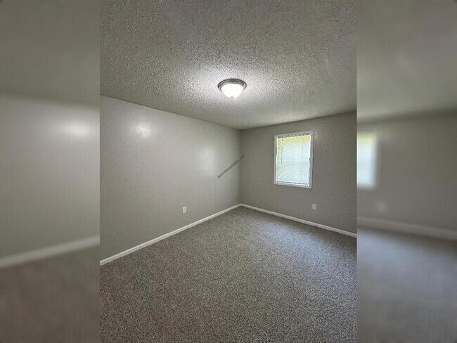 Building Photo - 407 S Fir St