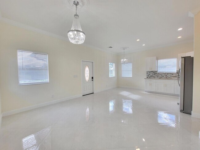 Building Photo - 4649 Lillian Ave