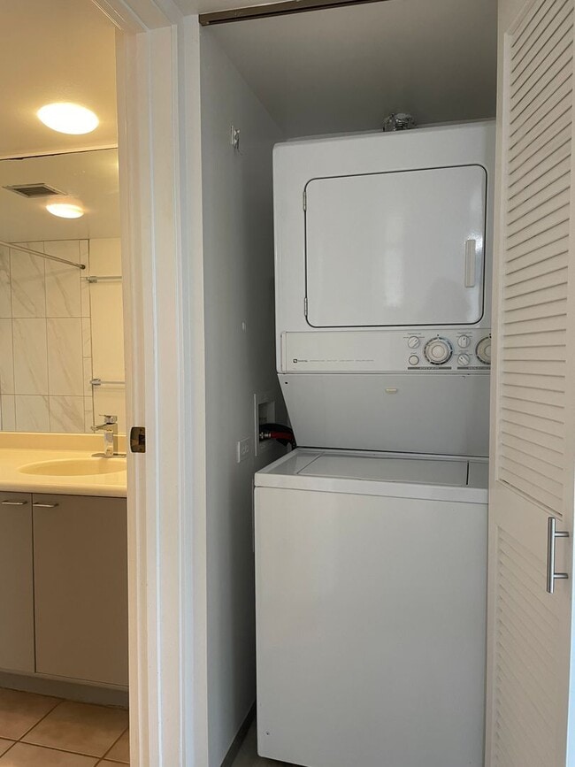 Building Photo - 25th Floor Craigside Unit with Downtown & Ewa Views.