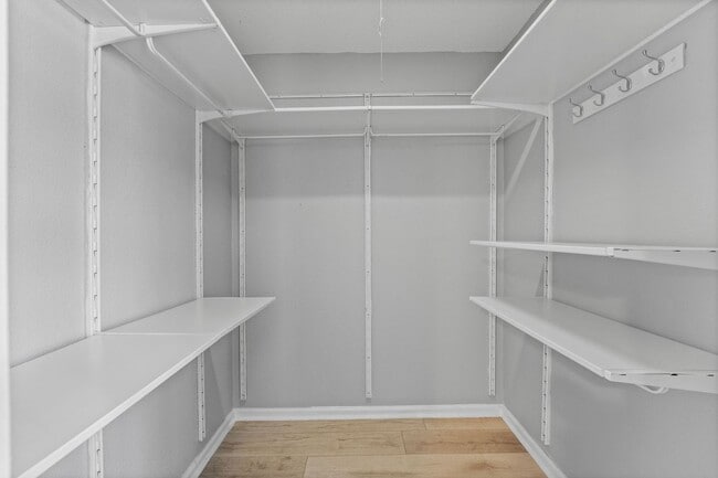 Building Photo - Orlando - 2 Bedroom, 1 Bathroom - $1995.00