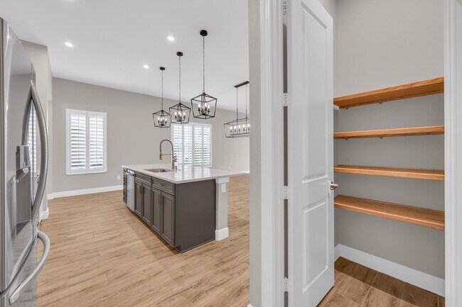 Building Photo - 4720 SW Ardsley Dr