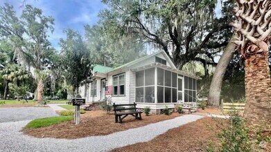 Building Photo - Low Country Cottage located in the Heart o...