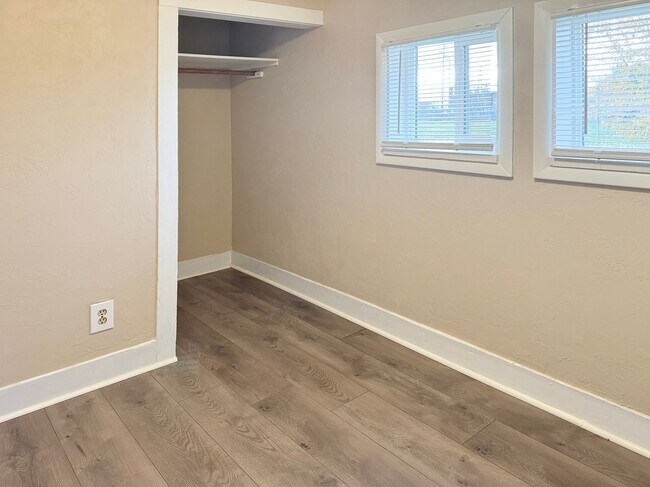 Building Photo - Darling 2 Bedroom Home in Hasley!