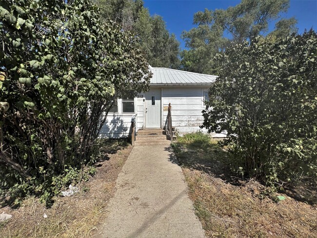 Building Photo - 212 W Fir-2 Bedroom House