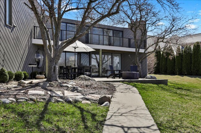 Building Photo - 4010 Clubhouse Dr