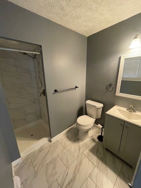 Building Photo - 3 bedroom home with sun room close to lake!