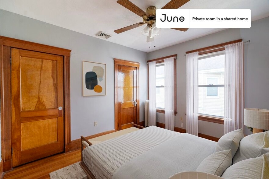 Primary Photo - Private bedroom in 5 bed/2 bath Home