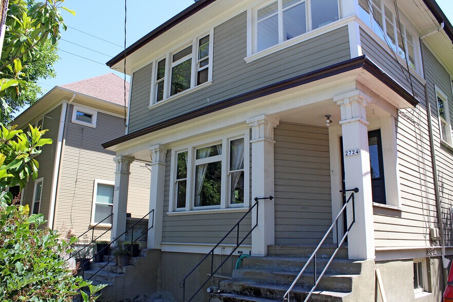 Building Photo - 2726-2726 NE Everett St