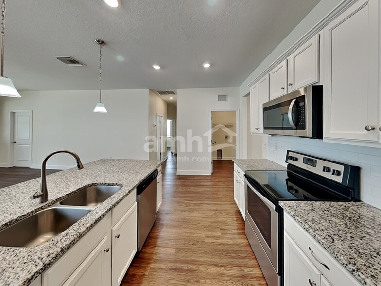Building Photo - 323 Pine Terrace Dr