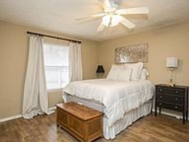 Building Photo - NO PETS ALLOWED: Wonderful 2 bedroom, 2 ba...