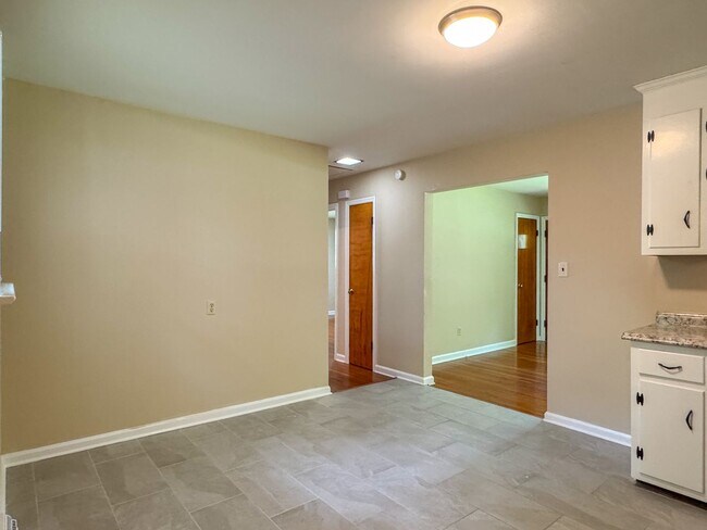 Building Photo - 1004 S Park Dr