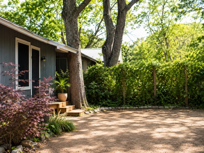 Building Photo - Charming Studio Apartment in Hyde Park – Private Yard, Wood Floors & Onsite Laundry