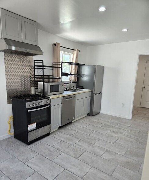 Building Photo - 300 S La Peer Dr