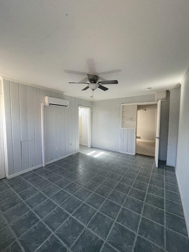 Building Photo - 633 N Nelson St